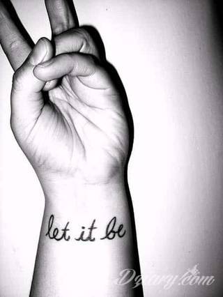 Wzory tatuaży na nadgarstki mogą być zarówno skromne i symboliczne jak i rozbudowane zarówno pod względem formy jak i kolorystyki. Cytaty, niewielkie krzyże, ale też spore koniczyny - wybór jest ogromny. 