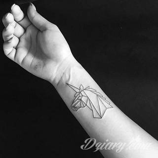 Wzory tatuaży na nadgarstki mogą być zarówno skromne i symboliczne jak i rozbudowane zarówno pod względem formy jak i kolorystyki. Cytaty, niewielkie krzyże, ale też spore koniczyny - wybór jest ogromny. 