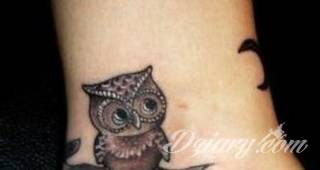 Wzory tatuaży na nadgarstki mogą być zarówno skromne i symboliczne jak i rozbudowane zarówno pod względem formy jak i kolorystyki. Cytaty, niewielkie krzyże, ale też spore koniczyny - wybór jest ogromny. 