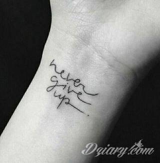 Wzory tatuaży na nadgarstki mogą być zarówno skromne i symboliczne jak i rozbudowane zarówno pod względem formy jak i kolorystyki. Cytaty, niewielkie krzyże, ale też spore koniczyny - wybór jest ogromny. 