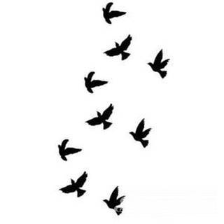 Wzory tatuaży na nadgarstki mogą być zarówno skromne i symboliczne jak i rozbudowane zarówno pod względem formy jak i kolorystyki. Cytaty, niewielkie krzyże, ale też spore koniczyny - wybór jest ogromny. 