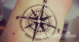 Wzory tatuaży na nadgarstki mogą być zarówno skromne i symboliczne jak i rozbudowane zarówno pod względem formy jak i kolorystyki. Cytaty, niewielkie krzyże, ale też spore koniczyny - wybór jest ogromny. 