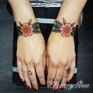 Wzory tatuaży na nadgarstki mogą być zarówno skromne i symboliczne jak i rozbudowane zarówno pod względem formy jak i kolorystyki. Cytaty, niewielkie krzyże, ale też spore koniczyny - wybór jest ogromny. 