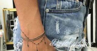 Wzory tatuaży na nadgarstki mogą być zarówno skromne i symboliczne jak i rozbudowane zarówno pod względem formy jak i kolorystyki. Cytaty, niewielkie krzyże, ale też spore koniczyny - wybór jest ogromny. 