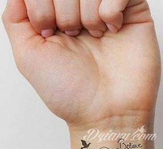 Wzory tatuaży na nadgarstki mogą być zarówno skromne i symboliczne jak i rozbudowane zarówno pod względem formy jak i kolorystyki. Cytaty, niewielkie krzyże, ale też spore koniczyny - wybór jest ogromny. 