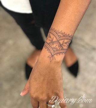 Wzory tatuaży na nadgarstki mogą być zarówno skromne i symboliczne jak i rozbudowane zarówno pod względem formy jak i kolorystyki. Cytaty, niewielkie krzyże, ale też spore koniczyny - wybór jest ogromny. 