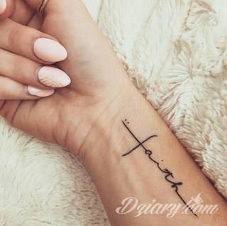 Wzory tatuaży na nadgarstki mogą być zarówno skromne i symboliczne jak i rozbudowane zarówno pod względem formy jak i kolorystyki. Cytaty, niewielkie krzyże, ale też spore koniczyny - wybór jest ogromny. 