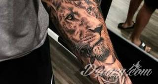 Wzory tatuaży na nadgarstki mogą być zarówno skromne i symboliczne jak i rozbudowane zarówno pod względem formy jak i kolorystyki. Cytaty, niewielkie krzyże, ale też spore koniczyny - wybór jest ogromny. 