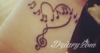 Wzory tatuaży na nadgarstki mogą być zarówno skromne i symboliczne jak i rozbudowane zarówno pod względem formy jak i kolorystyki. Cytaty, niewielkie krzyże, ale też spore koniczyny - wybór jest ogromny. 