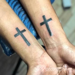 Wzory tatuaży na nadgarstki mogą być zarówno skromne i symboliczne jak i rozbudowane zarówno pod względem formy jak i kolorystyki. Cytaty, niewielkie krzyże, ale też spore koniczyny - wybór jest ogromny. 