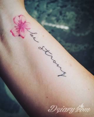 Wzory tatuaży na nadgarstki mogą być zarówno skromne i symboliczne jak i rozbudowane zarówno pod względem formy jak i kolorystyki. Cytaty, niewielkie krzyże, ale też spore koniczyny - wybór jest ogromny. 