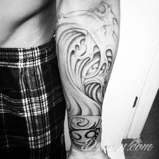 Wzory tatuaży na nadgarstki mogą być zarówno skromne i symboliczne jak i rozbudowane zarówno pod względem formy jak i kolorystyki. Cytaty, niewielkie krzyże, ale też spore koniczyny - wybór jest ogromny. 