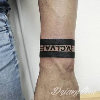 Wzory tatuaży na nadgarstki mogą być zarówno skromne i symboliczne jak i rozbudowane zarówno pod względem formy jak i kolorystyki. Cytaty, niewielkie krzyże, ale też spore koniczyny - wybór jest ogromny. 