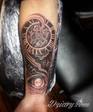 Wzory tatuaży na nadgarstki mogą być zarówno skromne i symboliczne jak i rozbudowane zarówno pod względem formy jak i kolorystyki. Cytaty, niewielkie krzyże, ale też spore koniczyny - wybór jest ogromny. 