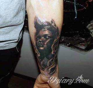 Wzory tatuaży na nadgarstki mogą być zarówno skromne i symboliczne jak i rozbudowane zarówno pod względem formy jak i kolorystyki. Cytaty, niewielkie krzyże, ale też spore koniczyny - wybór jest ogromny. 