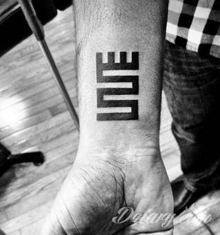 Wzory tatuaży na nadgarstki mogą być zarówno skromne i symboliczne jak i rozbudowane zarówno pod względem formy jak i kolorystyki. Cytaty, niewielkie krzyże, ale też spore koniczyny - wybór jest ogromny. 