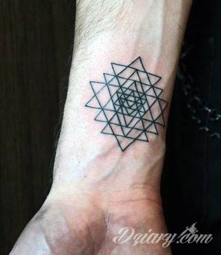 Wzory tatuaży na nadgarstki mogą być zarówno skromne i symboliczne jak i rozbudowane zarówno pod względem formy jak i kolorystyki. Cytaty, niewielkie krzyże, ale też spore koniczyny - wybór jest ogromny. 