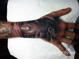 Wzory tatuaży na nadgarstki mogą być zarówno skromne i symboliczne jak i rozbudowane zarówno pod względem formy jak i kolorystyki. Cytaty, niewielkie krzyże, ale też spore koniczyny - wybór jest ogromny. 