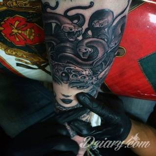 Wzory tatuaży na nadgarstki mogą być zarówno skromne i symboliczne jak i rozbudowane zarówno pod względem formy jak i kolorystyki. Cytaty, niewielkie krzyże, ale też spore koniczyny - wybór jest ogromny. 