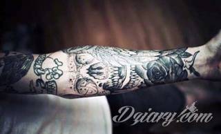 Wzory tatuaży na nadgarstki mogą być zarówno skromne i symboliczne jak i rozbudowane zarówno pod względem formy jak i kolorystyki. Cytaty, niewielkie krzyże, ale też spore koniczyny - wybór jest ogromny. 