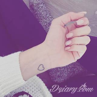 Wzory tatuaży na nadgarstki mogą być zarówno skromne i symboliczne jak i rozbudowane zarówno pod względem formy jak i kolorystyki. Cytaty, niewielkie krzyże, ale też spore koniczyny - wybór jest ogromny. 