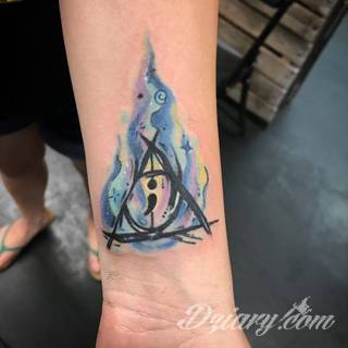 Wzory tatuaży na nadgarstki mogą być zarówno skromne i symboliczne jak i rozbudowane zarówno pod względem formy jak i kolorystyki. Cytaty, niewielkie krzyże, ale też spore koniczyny - wybór jest ogromny. 