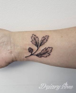 Wzory tatuaży na nadgarstki mogą być zarówno skromne i symboliczne jak i rozbudowane zarówno pod względem formy jak i kolorystyki. Cytaty, niewielkie krzyże, ale też spore koniczyny - wybór jest ogromny. 