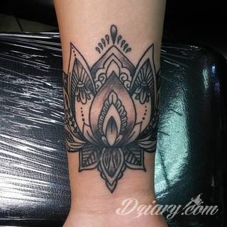 Wzory tatuaży na nadgarstki mogą być zarówno skromne i symboliczne jak i rozbudowane zarówno pod względem formy jak i kolorystyki. Cytaty, niewielkie krzyże, ale też spore koniczyny - wybór jest ogromny. 