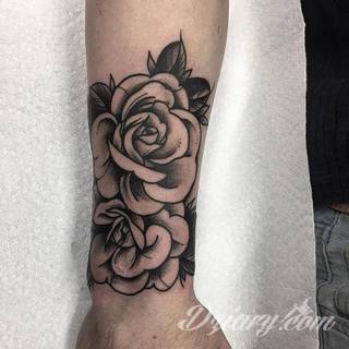 Wzory tatuaży na nadgarstki mogą być zarówno skromne i symboliczne jak i rozbudowane zarówno pod względem formy jak i kolorystyki. Cytaty, niewielkie krzyże, ale też spore koniczyny - wybór jest ogromny. 