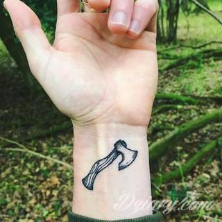 Wzory tatuaży na nadgarstki mogą być zarówno skromne i symboliczne jak i rozbudowane zarówno pod względem formy jak i kolorystyki. Cytaty, niewielkie krzyże, ale też spore koniczyny - wybór jest ogromny. 