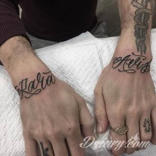 Wzory tatuaży na nadgarstki mogą być zarówno skromne i symboliczne jak i rozbudowane zarówno pod względem formy jak i kolorystyki. Cytaty, niewielkie krzyże, ale też spore koniczyny - wybór jest ogromny. 