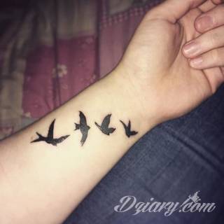 Wzory tatuaży na nadgarstki mogą być zarówno skromne i symboliczne jak i rozbudowane zarówno pod względem formy jak i kolorystyki. Cytaty, niewielkie krzyże, ale też spore koniczyny - wybór jest ogromny. 