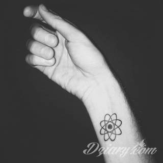 Wzory tatuaży na nadgarstki mogą być zarówno skromne i symboliczne jak i rozbudowane zarówno pod względem formy jak i kolorystyki. Cytaty, niewielkie krzyże, ale też spore koniczyny - wybór jest ogromny. 