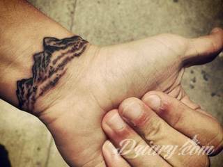 Wzory tatuaży na nadgarstki mogą być zarówno skromne i symboliczne jak i rozbudowane zarówno pod względem formy jak i kolorystyki. Cytaty, niewielkie krzyże, ale też spore koniczyny - wybór jest ogromny. 