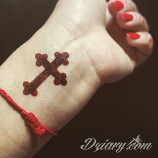 Wzory tatuaży na nadgarstki mogą być zarówno skromne i symboliczne jak i rozbudowane zarówno pod względem formy jak i kolorystyki. Cytaty, niewielkie krzyże, ale też spore koniczyny - wybór jest ogromny. 