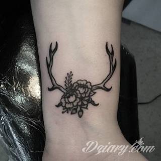 Wzory tatuaży na nadgarstki mogą być zarówno skromne i symboliczne jak i rozbudowane zarówno pod względem formy jak i kolorystyki. Cytaty, niewielkie krzyże, ale też spore koniczyny - wybór jest ogromny. 