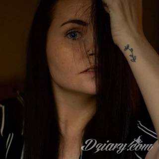 Wzory tatuaży na nadgarstki mogą być zarówno skromne i symboliczne jak i rozbudowane zarówno pod względem formy jak i kolorystyki. Cytaty, niewielkie krzyże, ale też spore koniczyny - wybór jest ogromny. 