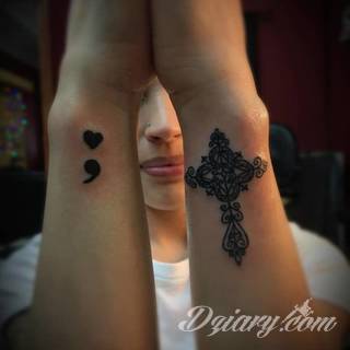 Wzory tatuaży na nadgarstki mogą być zarówno skromne i symboliczne jak i rozbudowane zarówno pod względem formy jak i kolorystyki. Cytaty, niewielkie krzyże, ale też spore koniczyny - wybór jest ogromny. 