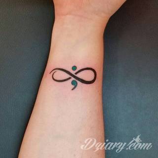 Wzory tatuaży na nadgarstki mogą być zarówno skromne i symboliczne jak i rozbudowane zarówno pod względem formy jak i kolorystyki. Cytaty, niewielkie krzyże, ale też spore koniczyny - wybór jest ogromny. 