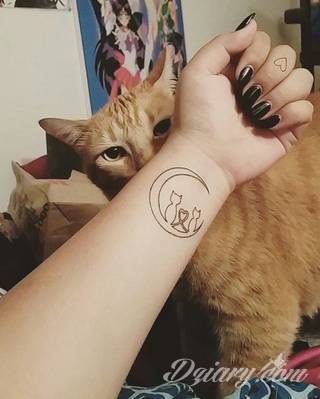 Wzory tatuaży na nadgarstki mogą być zarówno skromne i symboliczne jak i rozbudowane zarówno pod względem formy jak i kolorystyki. Cytaty, niewielkie krzyże, ale też spore koniczyny - wybór jest ogromny. 