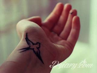 Wzory tatuaży na nadgarstki mogą być zarówno skromne i symboliczne jak i rozbudowane zarówno pod względem formy jak i kolorystyki. Cytaty, niewielkie krzyże, ale też spore koniczyny - wybór jest ogromny. 