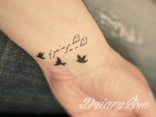 Wzory tatuaży na nadgarstki mogą być zarówno skromne i symboliczne jak i rozbudowane zarówno pod względem formy jak i kolorystyki. Cytaty, niewielkie krzyże, ale też spore koniczyny - wybór jest ogromny. 