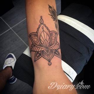 Wzory tatuaży na nadgarstki mogą być zarówno skromne i symboliczne jak i rozbudowane zarówno pod względem formy jak i kolorystyki. Cytaty, niewielkie krzyże, ale też spore koniczyny - wybór jest ogromny. 