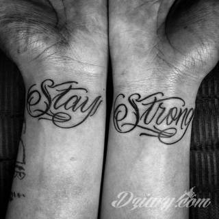 Wzory tatuaży na nadgarstki mogą być zarówno skromne i symboliczne jak i rozbudowane zarówno pod względem formy jak i kolorystyki. Cytaty, niewielkie krzyże, ale też spore koniczyny - wybór jest ogromny. 