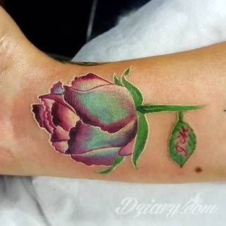 Wzory tatuaży na nadgarstki mogą być zarówno skromne i symboliczne jak i rozbudowane zarówno pod względem formy jak i kolorystyki. Cytaty, niewielkie krzyże, ale też spore koniczyny - wybór jest ogromny. 