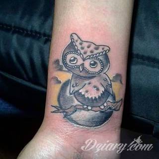 Wzory tatuaży na nadgarstki mogą być zarówno skromne i symboliczne jak i rozbudowane zarówno pod względem formy jak i kolorystyki. Cytaty, niewielkie krzyże, ale też spore koniczyny - wybór jest ogromny. 