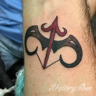 Wzory tatuaży na nadgarstki mogą być zarówno skromne i symboliczne jak i rozbudowane zarówno pod względem formy jak i kolorystyki. Cytaty, niewielkie krzyże, ale też spore koniczyny - wybór jest ogromny. 