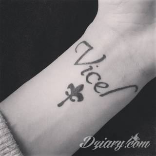 Wzory tatuaży na nadgarstki mogą być zarówno skromne i symboliczne jak i rozbudowane zarówno pod względem formy jak i kolorystyki. Cytaty, niewielkie krzyże, ale też spore koniczyny - wybór jest ogromny. 