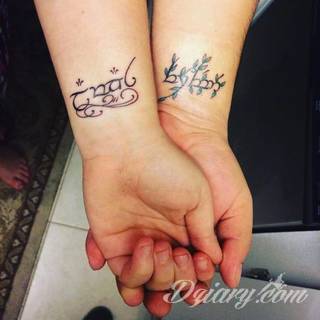 Wzory tatuaży na nadgarstki mogą być zarówno skromne i symboliczne jak i rozbudowane zarówno pod względem formy jak i kolorystyki. Cytaty, niewielkie krzyże, ale też spore koniczyny - wybór jest ogromny. 