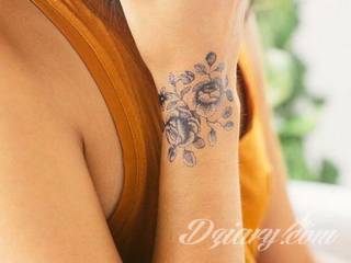 Wzory tatuaży na nadgarstki mogą być zarówno skromne i symboliczne jak i rozbudowane zarówno pod względem formy jak i kolorystyki. Cytaty, niewielkie krzyże, ale też spore koniczyny - wybór jest ogromny. 